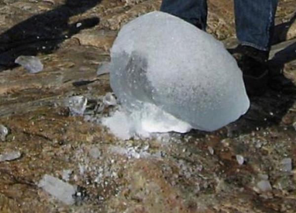 "Havaya atlan su buz olarak der mi?" Eksi 30 derecede havaya atlan su yere buz olarak der.