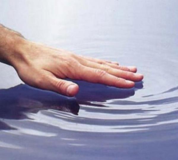 "Parmaklar suda kalnca neden buruuyor?" Eer hcrelerinizin sahip olduundan daha az younlukta ya da az tuz zeltisinin olduu suya girerseniz, su osmos yntemiyle vcuda emilir. Bu da derideki hcrelerin imesine neden olur.