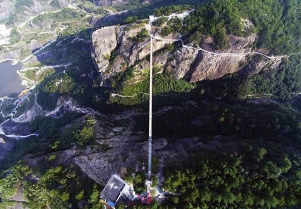 Buda Da`nda iki kyy birletiren kpr tahtadan yaplmt.