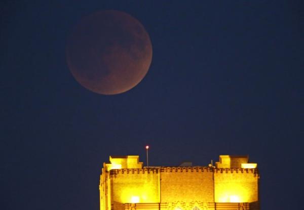 stanbul'da ise havann bulutlu olmas nedeniyle bu grsel len tam olarak izlenemedi. Sultahahmet Meydan'na gelen bir grup turist de Ay tutulmasn grntlemeye alt, ancak baarl olamad.