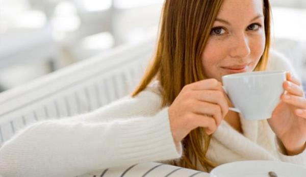 <p><b>KAHVALTI</b></p>  <p>  Kahvaltda bir fincan kahve veya bir fincan siyah ay iin...</p>  <p>  </p>  <p>  <b>Neden?</b></p>  <p>  Gnn ilk nnde sizi uyandracak iecek alternatiflerini tercih edin.</p>  <p>  </p>  <p>  <b>Ne ie yaryor?</b></p>  <p>  Kahve ve ay sinir sistemini uyaran maddeler ierir. Bu maddeler hzla enerji verip zihni aar ve konsantrasyonu artrr. erdii kafein sayesinde gn ortasna kadar sizi zihinsel olarak formda tutar. Ayrca metabolizmay da hzlandryor.</p>