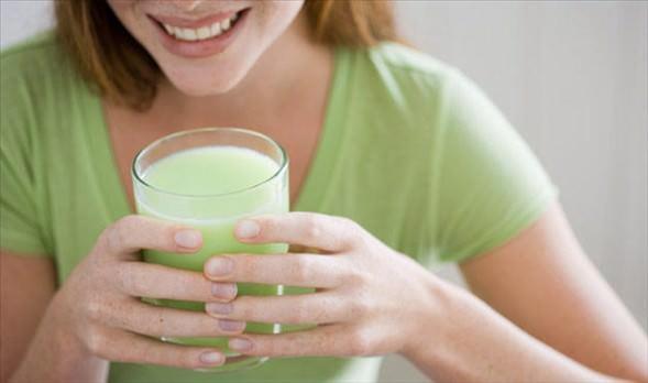 <p><b>SAAT 10.30</b></p>  <p>  Ara nde bir bardak taze sebze suyu veya st iin.</p>      <p><b>Neden?</b></p>  <p>  Sabahlar saat 10.00 ile 11.00 arasnda vcudun su rezervi azalyor. Kan ekeri dyor, yorgunluk ve konsantrasyon azalmas ba gsteriyor. Bu aamada vcudun yeniden arj edilmesi gerekiyor. Organizmay tazeleyerek glendirecek ve kan ekerini dzenleyecek bir iecek gerekiyor.</p>      <p><b>Ne ie yaryor?</b></p>  <p>  Sebze sular zellikle scak havalarda terle kaybedilen vitamin ve mineral tuzlarnn geri almn salyor. Ayrca sebzelerde bulunan karbonhidrat sayesinde kan ekerini dzenliyor; konsantrasyonu ykseltiyor. Stte bulunan karbonhidrat da ayn grevi baaryla yerine getiriyor.</p>