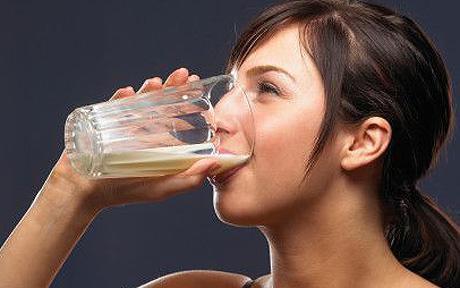 <p><b>SAAT 12.00</b></p>  <p>  le yemei saati ayran veya maden suyu iin.</p>      <p><b>Neden?</b></p>  <p>  nk enerjileri yksektir ve son derece salkldr.</p>      <p><b>Ne ie yaryor?</b></p>  <p>  Ayran, kalsiyum ihtiyacnz karlar. Maden sularnda bulunan mineraller gn ortas iin iyi bir takviye salar. Ayran yerine kefir iecei de kalsiyum ve prebiyotik andan zengindir.</p>