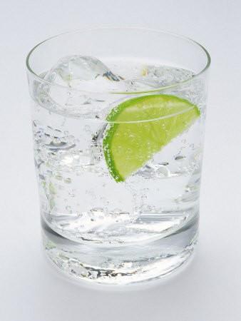 neri:  <br>  Ayrann iine taze nane katarak, nanenin dem sktrc zelliinden de faydalanabilirsiniz. Nane, maydanoz gibi yeil yaprakl sebzeler dem zcdr ve ayrana gzel bir lezzet verirler. Ayrca maden suyuna yarm limon skp imek C vitamini almanz da salar.