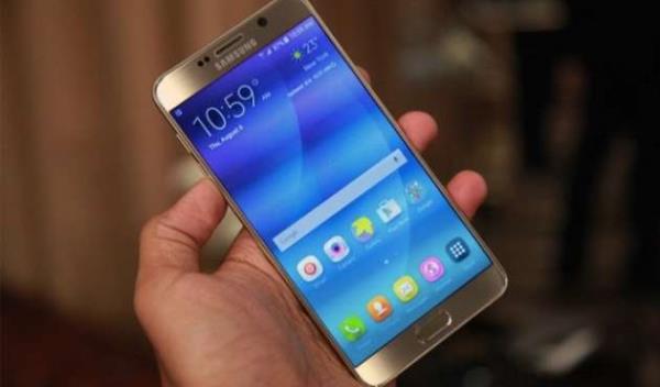 SAMSUNG'TAN 3 FARKLI MODEL  <br>  Grld gibi listede 3 adet Samsung modeli var. Sony 2 modelle listede dikkat ekiyor. OnePlus, LG, Apple ve Motorola ise 1&#8217;er modelle en gzde 10 akll telefon arasnda konumlanan cihazlar ortaya koyuyorlar. HTC&#8217;nin akll telefon modeli, Nokia, Asus gibi nde gelen markalarn cihazlar ise sralamada yer almyor.