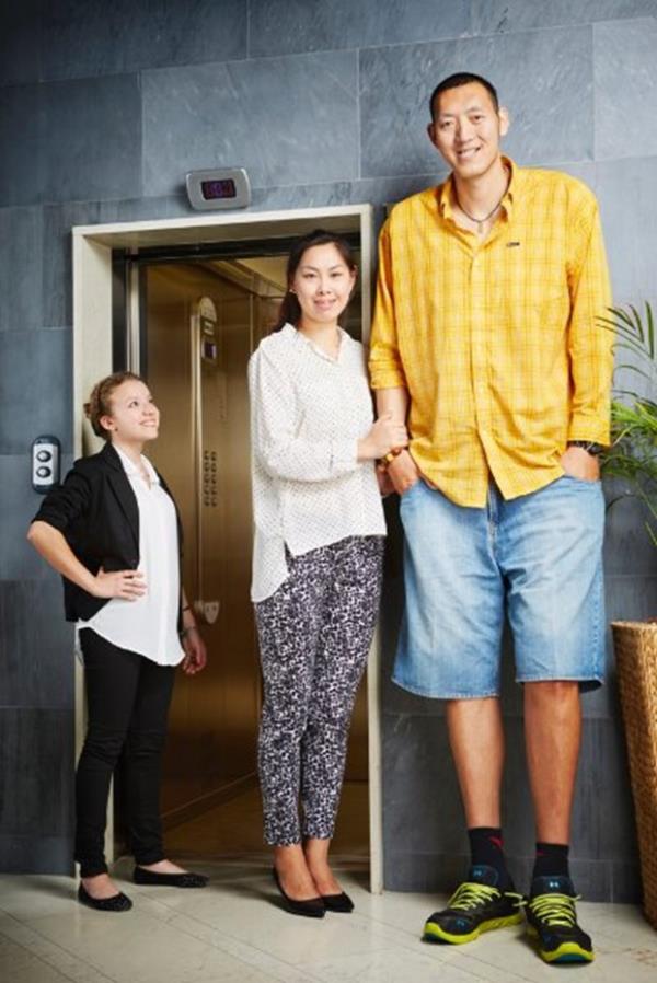 Dnyann en uzun ifti ise in'de yayor. 33 yandaki Sun Mingming 2.36 metre boyunda. 29 yandaki Ei Xu Yan'n boyu ise 1.87 metre. kisinin boyu 4.23 santimetre.