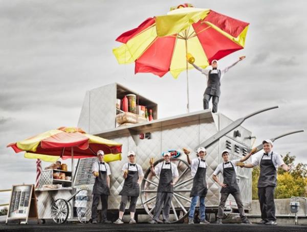 Dnyann en byk seyyar satc arabas ise ABD'nin Missouri eyaletinde bulunuyor. "Hot Dog" sosisleri satan Marcus'un seyyar satc arabas 2.81 metre genilie, 7.06 uzunlua ve 3.72 metre ykseklie sahip.