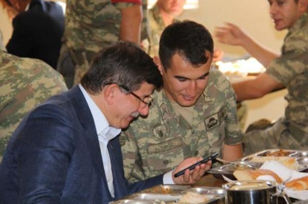 Kurban Bayram'nn 1'inci gn Genelkurmay Bakan Orgeneral Akar'la birlikte Hakkari'nin Yksekova ilesi'ne giden Babakan Davtolu, Twitter'dan 'Hakkari Dalca'da ehit verdiimiz askerlerimizin silah arkadalarn ziyaret etmek iin Yksekova'daydm. O sarp dalar kahramanca bekleyen Mehmetiklerimizdeki sarslmaz inan ile gurur duydum' mesaj verirken, baz fotoraflar da paylamt.