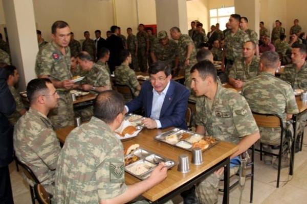 Babakan Davutolu'nun ardndan Genelkurmay Bakanl tarafndan da o gn ekilen fotoraflar internet sitesinde yaynlad.