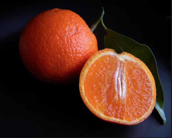 Mandalina parlak bir cilt elde etmek iin de uygulanabilir. Ev yapm mandalina yz maskesi ok etkili bir yoldur. Buna ek olarak, bu maske cildinizi yalardan arndr.