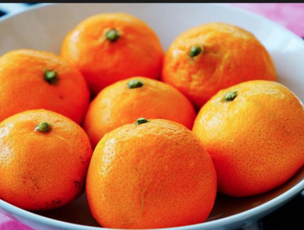 Mandalinann iinde bulunan folat kansere yol aabilecek DNA deiikliklerini nlemeye yardmc olur. Folat vcuttaki krmz kan hcrelerinin retiminde gereklidir.