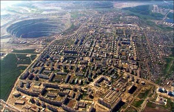 Rus Alrosa firmas tarafndan iletilen elmas madeni, rezervleri bitince birka yl nce kaderine terkedildi. Scakln eksi 40 dereceyi bulan blgedeki madene, sadece zel izinle girilebiliyor.