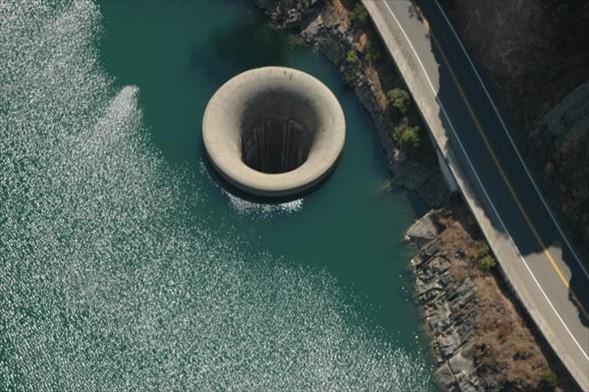 Baraja gelen su miktar arttnda, su seviyesi ykseleceinden tama sava devreye girer ve fazla suyu araziye boaltr. Bir tr emniyet kanaldr.