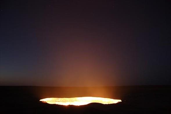 Trkmenistan'da, Darvaz adndaki kk bir kasabann yaknlarnda bulunan ukur, herkesi hayrete dryor. Bu ukurdaki ate, tam 35 yldr hi snmedi!..