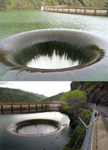 Monticello Baraj, Kaliforniya'daki Napa County'de bir baraj. Bu baraj dier barajlardan ayran en nemli zellii ise 22 metre apndaki "tama sava"dr. Bu savak saniyede bin 370 metrekp suyu boaltabilmektedir.