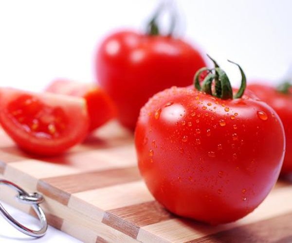 Domates: Potasyum asndan zengin domates sindirimi de ok kolaylatryor. indeki mineral ve vitaminler tketeni tok ve zinde tutuyor. indeki likopen ise ok etkili bir antioksidan ve hcreleri koruyor