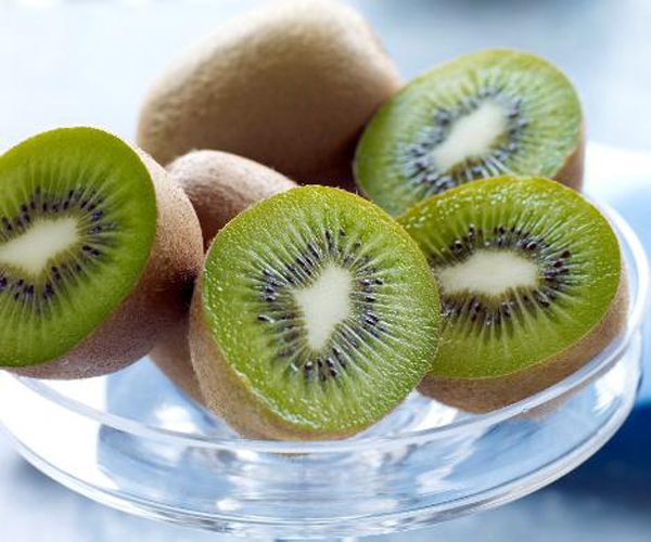 Kivi: Yksek miktarda C vitamini ieren kivi &#8211; bir tanesi gnlk ihtiyac karlyor- vcutta depolanan yalarn yaklmasna byk lde yardmc oluyor.