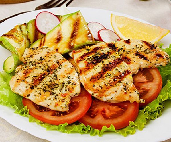 Tavuk eti: Derisinden ayrlan beyaz tavuk eti protein asndan zengin, ya asndan ise son derece fakirdir. Tavuun yan sra pili, deve kuu ve hindi eti de ayn zellie sahip. Ayrca bu gdalar zengin birer protein kayna olarak cildin ya dokusunu glendirirler.