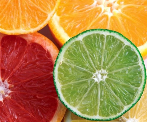 Limon, portakal, greyfurt: Gerek birer C vitamini deposu olan bu meyveler ierdikleri flavonoidler sayesinde hem iyi birer ya savas hem de ba doksunu glendirdikleri iin cildin dostu. Midesini dnenler portakal yerine greyfurtu tercih edebilir.