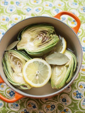 Enginar: Enginarda bulunan "cynarin" isimli madde vcuttaki toksinlerin atmn kolaylatryor. Karacierin dostu olarak bilinen bu sebze bol magnezyum ieriyor ve ya yakmn hzlandryor. Ayrca barsaklarn almasn da dzene sokuyor.