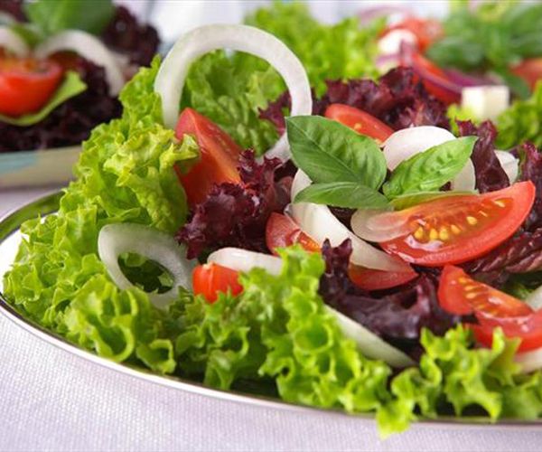 Kvrck salata: lkemizde sofralarn vazgeilmez besinlerinden birisi olan kvrck salata, kas yapmna yardmc olan potasyum asndan ok zengin. Vcudun kasl olmas ise hzl bir metabolizmayla ayn anlama geliyor. Kvrck salatann bol miktarda C vitamini ierdiini, bunun d yapraklarda daha fazla miktardayken i ksmda kalan yapraklarda olduka azaldn da belirtelim.