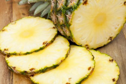 Ananas: Ananastaki baz enzimler, balk ve krmz etteki proteinin daha kolay paralanmasna yardmc oluyor. Bylece protein, hcreler iinde daha kolay emilebiliyor, vcut bu proteinlerden daha fazla yarar salyor. Ananas ayn zamanda vcudun enerjisini artrarak daha fazla ya yaklmasn da salyor.