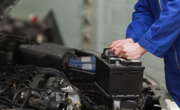 Ak sorunlar yln herhangi bir zamanndaki ana arza nedenlerinden biridir. Sizi yar yolda brakmadan eski, yorgun bir aky deitirin. Ayrca elektrikli radyatr soutma fannn motor sndnda altndan da emin olun. Bunu arabay rlantide altrarak kontrol edebilirsiniz.