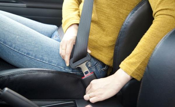 Emniyet kemeri arpma etkisiyle vcutta meydana gelen sarsnty azaltarak vcudun en gl noktalarna yneltir ve arpma annda koltuktan frlamay engeller. Aralardaki emniyet kemerleri yetikinlerin llerine gre dizayn edilmitir. ocuklar, arka koltukta bile olsalar emniyet kemeri ile deil, ocuk koltuu ile seyahat etmelidir. Tm ocuklar, boylar 140 santimetreye ulancaya kadar, arka koltukta ve uygun ocuk koltuunda seyahat etmelidir.