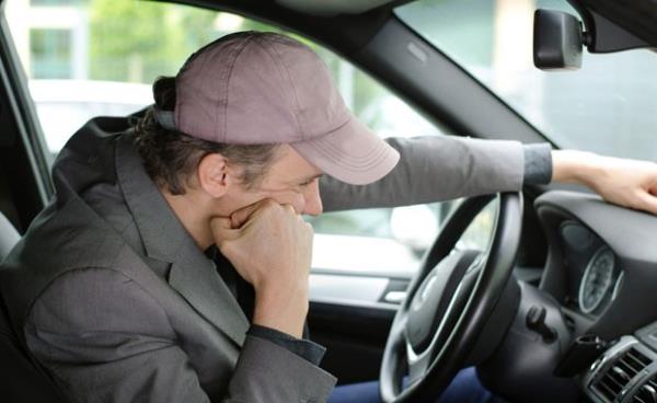 Uzun yolculuklarda 2 saat arayla 15&#8217;er dakika mola vererek, dinlenin. Gnde 9 saatten fazla ara kullanlmamas tavsiye ediliyor. Yakn ya da uzak, ehir iinde ya da ehir dnda tm yolculuklar srasnda nde ya da arkada oturan tm yolcular, emniyet kemeri kullanmaldr.