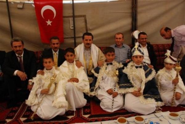 Kirve<br>  Kirve snnetlik aamasnda her erkein tebelle olduu yce ahsiyet&#8230; Bir kiinin erkeklie gei aamasnda ardnda duran, debelenmesin diye tutan mbarek zat&#8217; muhterem kii&#8230;