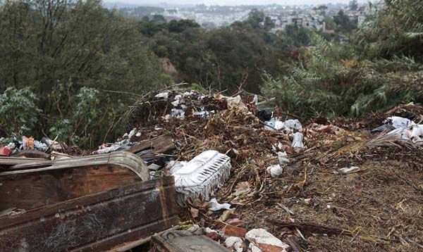 Ardndan da kimse gelip almazsa mezarlk alanlar tarafndan toplu mezarla gmlyor...