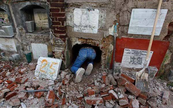 Cesetler, mezarlktaki blmelerden karldktan sonra poetlere konuluyor...