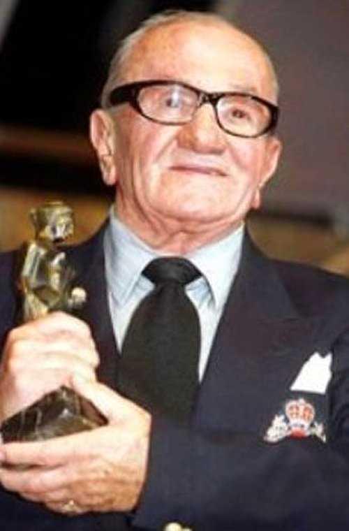 Yusuf Kaptan / Ayta YrkaslanSinema, dizi ve tiyatro oyuncusu smet Ay en son hasta olduu sralarda Cennet Mahallesi adl dizide kendine rol buldu. 2004 ylnda 80 yanda vefat etti.