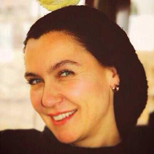 Sade yaamyla dikkat eken evval Sam, ii dnda kamera karsnda yer almaktan holanmamaktadr.