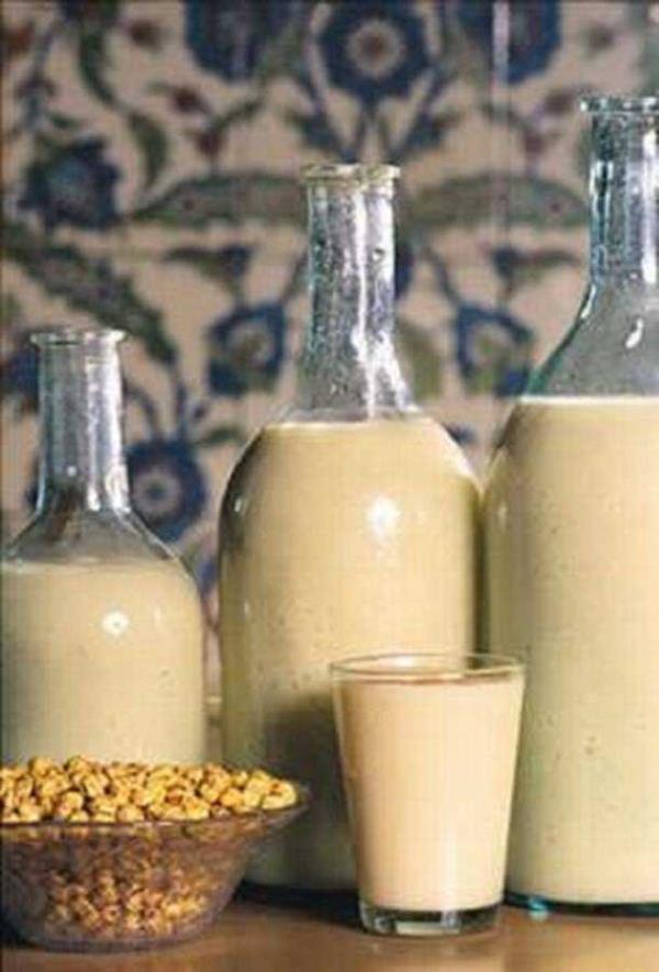 lk olarak Orta Asya Trkleri tarafndan 900 yllarnda yaplmaya balanm. Deiik yerlerde farkl lezzet ve kvamlarda tannan bu iecek, lkemizde ise 1870'lerde Hac Sadk Bey'in farkl formlyle bugnk lezzetine kavumu.