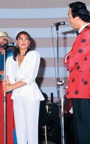 <p>UUR BCEKLER- HLYA AVAR</p> 1983 ylnda Trkiye Gzeli seilen Hlya Avar'n daha nce evlenip boand iin tac elinden alnd. Bir anda herkesin merak ettii birisi haline gelen Avar, zmir Fuar'na gitti ve Uur Bcekleri ile birlikte sunuculuk yapt (1983).