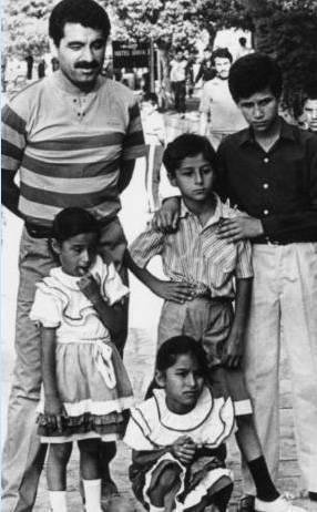 <p>GLDEN TATLI- AHMET TATLI-HSEYN TATLI- BRAHM TATLISES- GLEN TATLI</p> anlurfal arkc brahim Tatlses, ocuklar Ahmet, Glen, Glden ve kardei Hseyin'le memleketindeki dnyaca nl Balkl Gl'de hatra fotoraf ektirirken (1980).