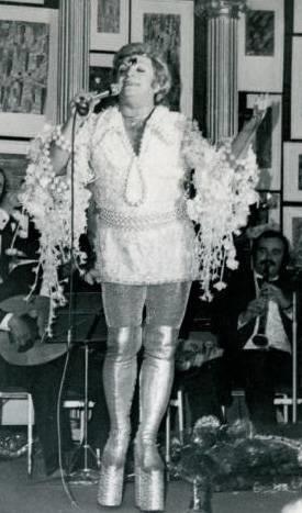 <p>ZEK MREN</p> Yakn evresi "Paam aman byle eyler yapma, Trk halk bunlar kaldramaz" diye uyarsa da, o sahnedeki yeniliklerini saknmadan hayata geirdi. Kulaklarda o billur sesinin yaratt keyifler, gzlerde ise Paa'nn mini etei, dizlerinin zerine kadar kan apartman topuklu izmeleri... Yakn evresinin syledii tepkiler de olmad.