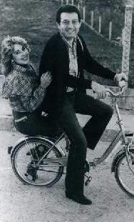 NLFER- KAYAHAN <p>Bir dnem itikleri su bile ayr gitmezdi ayn bisiklette grdnz Nilfer?le Kayahan'n. Nilfer 1984'te Kayahan'n "Kar Taneleri'ni" seslendirdi. Sonra daha birok eserini. Ama araya dargnlk girince Kayahan ona arklarn yasaklad.</p>