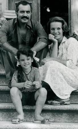 <p>FKRET HAKAN- HLYA KOYT- GLAH SOYDAN</p> Gnmzde yuvasn kurmu, anne olmu ve de kaynvalidelie hazrlanan Glah (Soydan) Alkolar, annesi Hlya Koyiit ve Fikret Hakan'la ayn filmde bulumutu. "Glah Kk Anne" sinemalarda byk ilgi grmt.