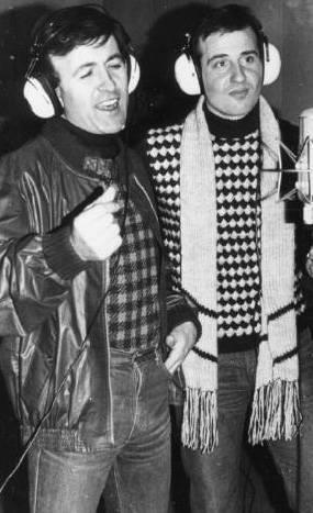 <p>EROL EVGN -ERSAN ERDURA</p> Sanatlar arasndaki dayanmaya her zaman rastlarz. te yine byle bir an ve Erol Evgin, stdyoda Ersan Erdura'ya vokal yapyor (1982).