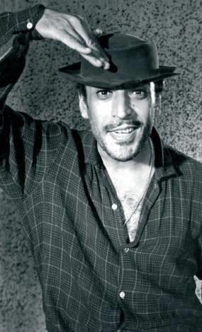 <p>SADR ALIIK</p> Trk sinemasnn unutulmaz aktr Sadri Alk, 60'larn ikinci yarsnda Saner Film'e ektii "Turist mer" serisiyle Trkiye'nin sevgilisi oldu.