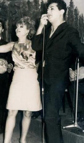 <p>AYSEL TANJU- ADNAN PEKAK</p> 1960'larn ilk yarsnda Zeki Mren'in stanbul sahnelerindeki en byk rakibiydi Adnan Pekak. Bugn ya 40'n zerinde olanlar onu ve arklarn hatrlayacaklardr. Pekak'n yanndaki ise o dnemin nl oryantali Aysel Tanju.