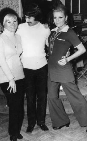 <p>DURUL GENCE- AJDA PEKKAN</p> Ajda Pekkan, sahneye Gnl Yazar'n yardm ile kt. nk giyecek ne bir elbisesi ne de ayakkabs vard. Yazar giymedii elbise ve ayakkablarn Pekkan'a verdi. Sonraki yllarda Ajda Pekkan, Durul Gence ile birlikte Ajda Pekkan&Durul Gence Belisi olarak sahneye kt (1969).