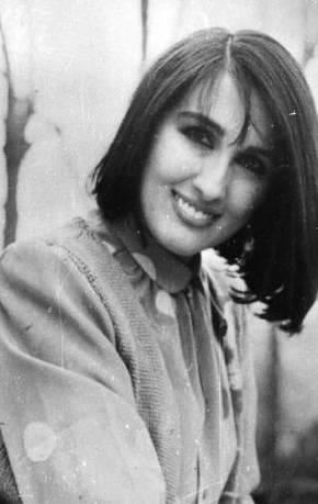 <p>NKHET DURU</p> Yaknlarnn "Kara kuru Nkhet Duru" diye takld Nkhet Duru, bu yaktrmaya her zaman gler yzyle karlk vermesini bilirdi (1977).