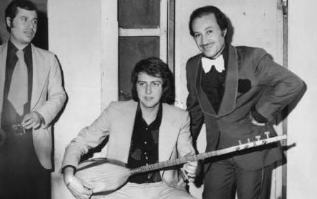 <p>MT TOKCAN- MUSTAFA SAYAAR</p> Bir gazino kulisi. mit Tokcan, yine sazn eline alm, ayn gazinoda sahneye kan arkada Mustafa Sayaar'a yeni derledii trksn dinletiyor (1976).