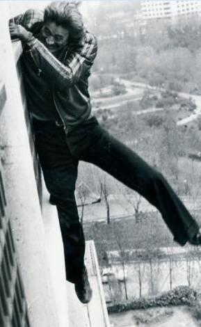 <p>CNEYT ARKIN</p> Macera filmlerinde asla dublr kullanmayan, lme meydan okuyan Cneyt Arkn'n bir apartman balkonunun kenarnda gezerken ayann kayp lmn souk nefesini hissettii ann fotoraf.