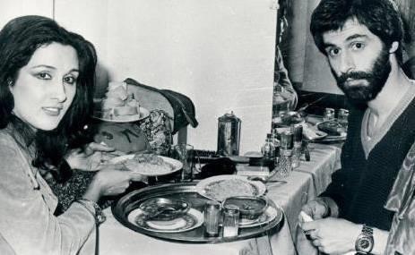 <p>NKHET DURU- DOAN CANKU</p> Nkhet Duru ile Doan Canku, gazinodaki kulis odasnda yemek yiyorlar. Duru ile Canku ksa sren bir de ak yaamlard (1978).