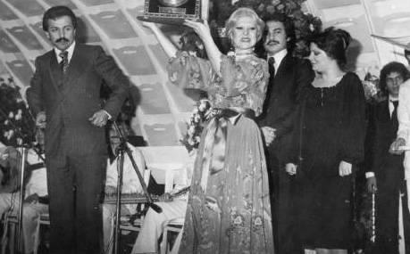 <p>YAAR KEKEVA- NEE KARABCEK- ORHAN GENCEBAY- AZZE GENCEBAY</p> "Orta arkn Altn Blbl" lakapl Nee Karabcek, Orhan Gencebay ile Yaar Kekeva'nn sahibi olduu Kervan Plak'tan kan LP'si ok satnca altn plakla dllendirildi