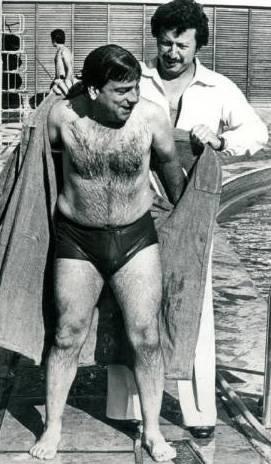 <p>ZEK ALASYA - METN AKPINAR</p> Zeki Alasya, Metin Akpnar yllar yl tiyatro sahnelerinde de, film setlerinde de ayrlmad hi. Bu fotoraf da bir tatilde ekildi. Akpnar, havuzdan kan Alasya'ya bornozunu tutuyor.